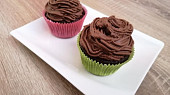 Kakaové cupcakes s pařížskou šlehačkou