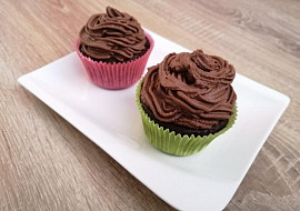 Kakaové cupcakes s pařížskou šlehačkou