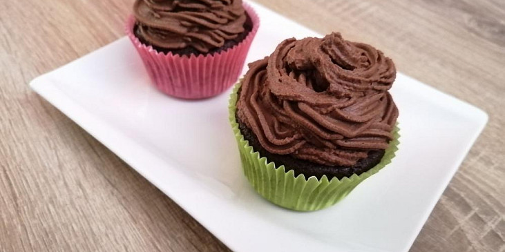 Kakaové cupcakes s pařížskou šlehačkou
