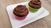 Kakaové cupcakes s pařížskou šlehačkou