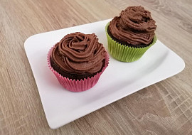 Kakaové cupcakes s pařížskou šlehačkou