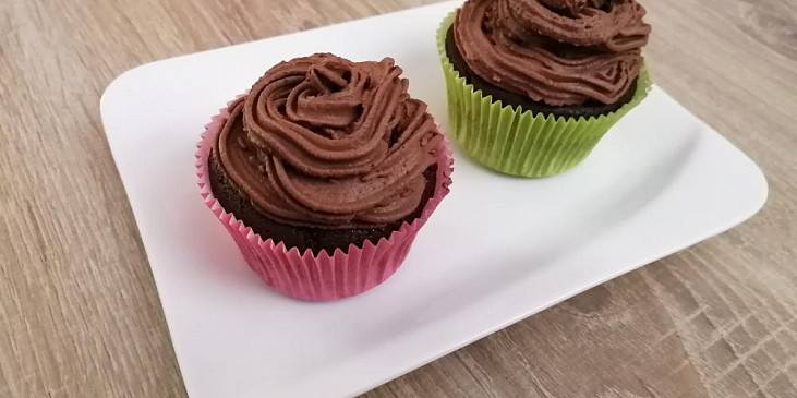 Kakaové cupcakes s pařížskou šlehačkou