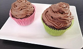 Kakaové cupcakes s pařížskou šlehačkou