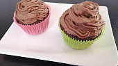 Kakaové cupcakes s pařížskou šlehačkou