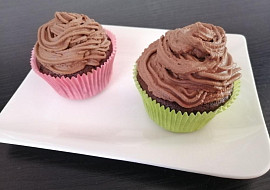 Kakaové cupcakes s pařížskou šlehačkou