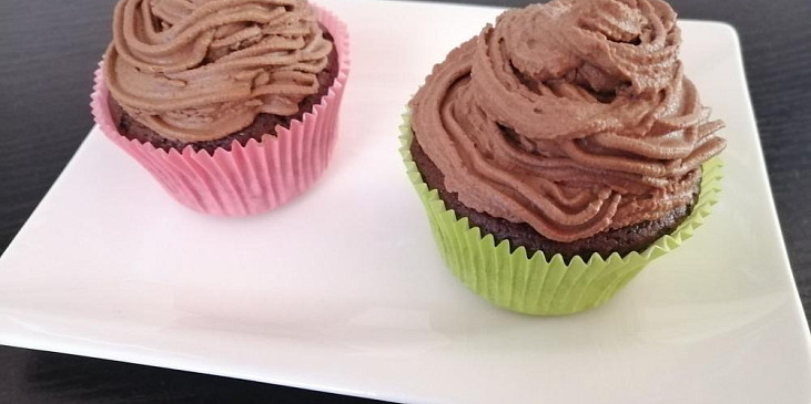 Kakaové cupcakes s pařížskou šlehačkou