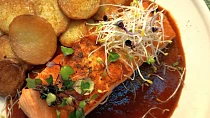 Losos na pánvi s pikantní česnekovou chilli omáčkou