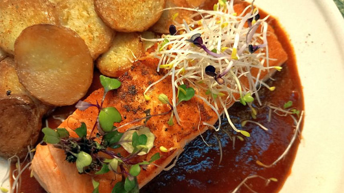 Losos na pánvi s pikantní česnekovou chilli omáčkou