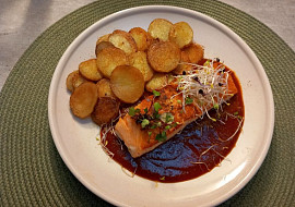 Losos na pánvi s pikantní česnekovou chilli omáčkou