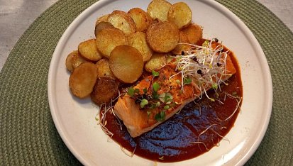 Losos na pánvi s pikantní česnekovou chilli omáčkou