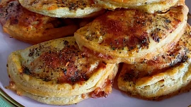 Pirohy z plundrového těsta plněné uzeným masem