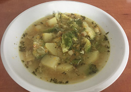 Polévka z růžičkové kapusty s klobáskou
