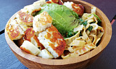 Proteinové tagliatelle s halloumi a špenátem