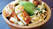 Proteinové tagliatelle s halloumi a špenátem
