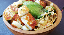 Proteinové tagliatelle s halloumi a špenátem