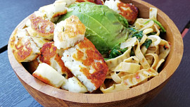 Proteinové tagliatelle s halloumi a špenátem