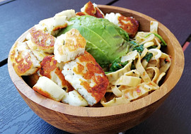 Proteinové tagliatelle s halloumi a špenátem