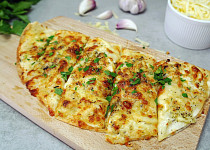 Sýrová tortilla à la garlic bread