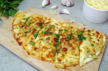Sýrová tortilla à la garlic bread