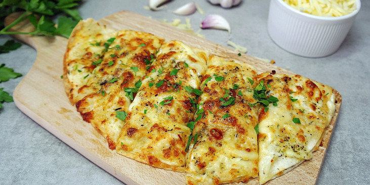 Sýrová tortilla à la garlic bread