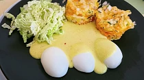 Vejce s dijonskou omáčkou s mrkvovými knedlíky