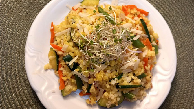 Bulgur s restovanou zeleninou, sýrem a klíčky