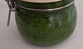 Pesto z medvědího česneku a vlašských ořechů (Moje první pesto)