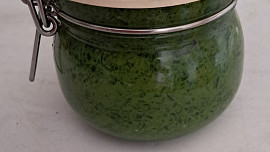 Pesto z medvědího česneku a vlašských ořechů