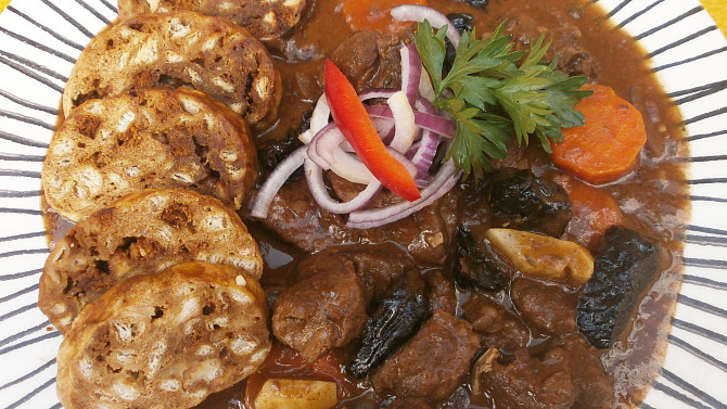 Ragú z kančího masa na švestkách