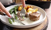 Špalíčky z vepřové panenky se smetanovou omáčkou, parmezánem a chřestem
