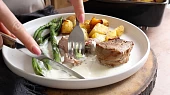 Špalíčky z vepřové panenky se smetanovou omáčkou, parmezánem a chřestem