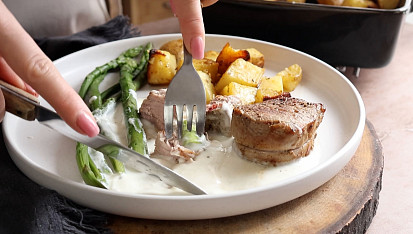 Špalíčky z vepřové panenky se smetanovou omáčkou, parmezánem a chřestem