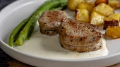 Špalíčky z vepřové panenky se smetanovou omáčkou, parmezánem a chřestem