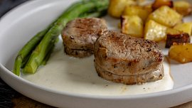 Špalíčky z vepřové panenky se smetanovou omáčkou, parmezánem a chřestem