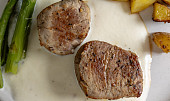 Špalíčky z vepřové panenky se smetanovou omáčkou, parmezánem a chřestem