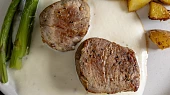 Špalíčky z vepřové panenky se smetanovou omáčkou, parmezánem a chřestem