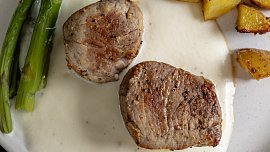 Špalíčky z vepřové panenky se smetanovou omáčkou, parmezánem a chřestem