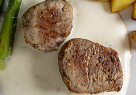 Špalíčky z vepřové panenky se smetanovou omáčkou, parmezánem a chřestem