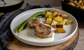 Špalíčky z vepřové panenky se smetanovou omáčkou, parmezánem a chřestem