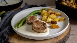 Špalíčky z vepřové panenky se smetanovou omáčkou, parmezánem a chřestem