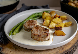 Špalíčky z vepřové panenky se smetanovou omáčkou, parmezánem a chřestem