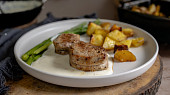 Špalíčky z vepřové panenky se smetanovou omáčkou, parmezánem a chřestem