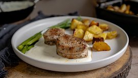 Špalíčky z vepřové panenky se smetanovou omáčkou, parmezánem a chřestem