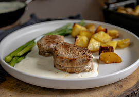 Špalíčky z vepřové panenky se smetanovou omáčkou, parmezánem a chřestem