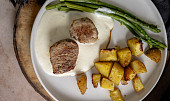 Špalíčky z vepřové panenky se smetanovou omáčkou, parmezánem a chřestem