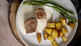 Špalíčky z vepřové panenky se smetanovou omáčkou, parmezánem a chřestem