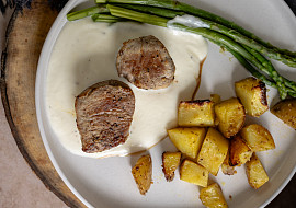 Špalíčky z vepřové panenky se smetanovou omáčkou, parmezánem a chřestem
