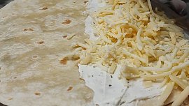 Sýrová tortilla à la garlic bread