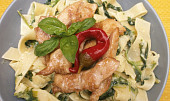 Tagliatelle se špenátem, kuřecím masem a sýrovou omáčkou