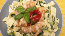 Tagliatelle se špenátem, kuřecím masem a sýrovou omáčkou